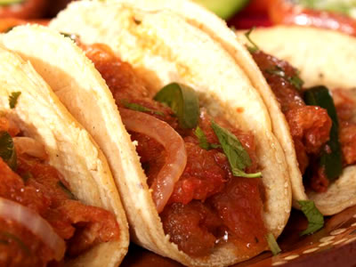 taco de chicharron en salsa roja